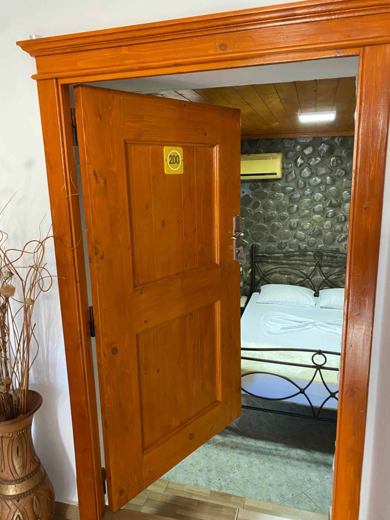 Bixhaku Guesthouse Gjirokaster Exterior photo