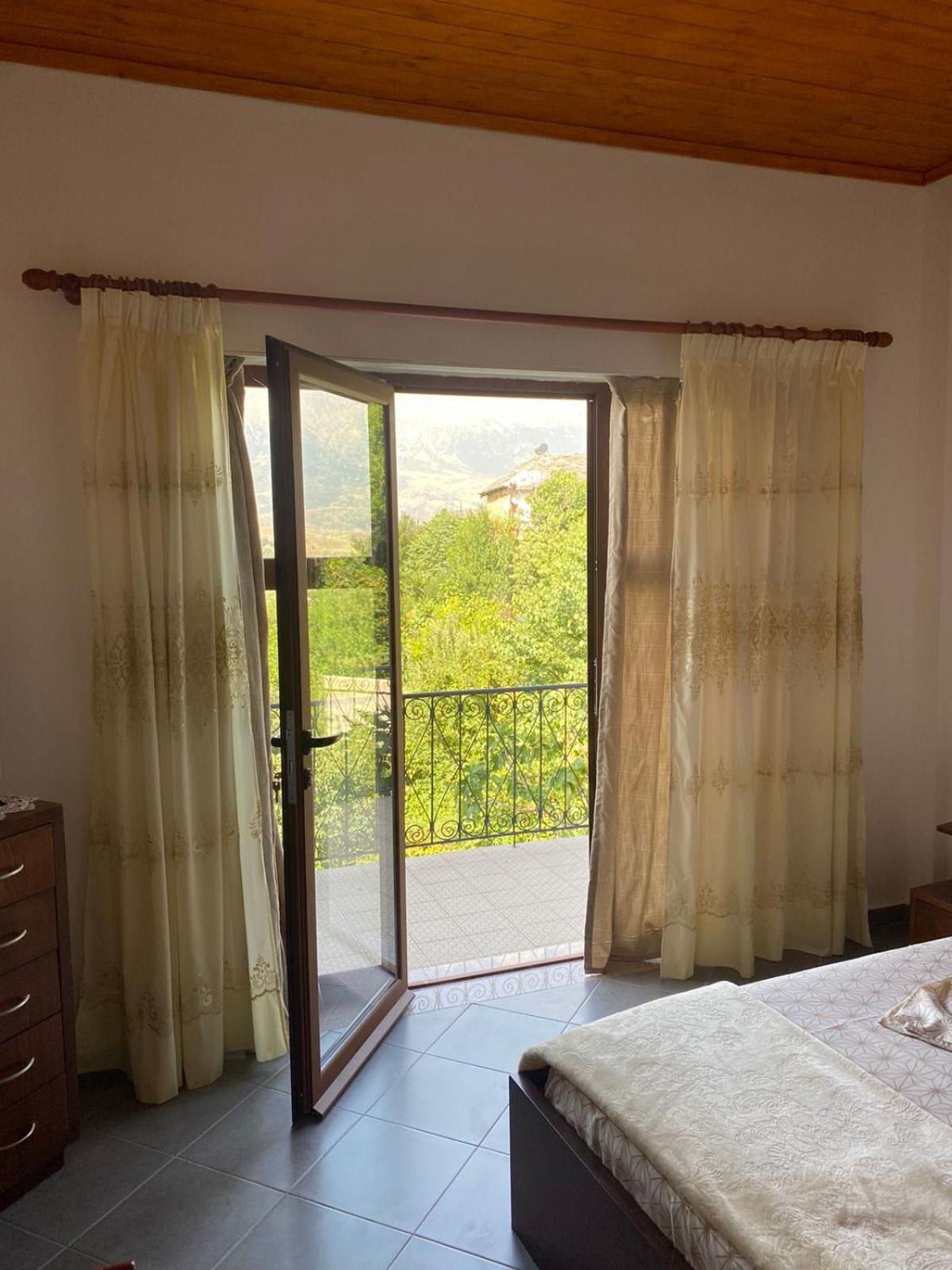Bixhaku Guesthouse Gjirokaster Exterior photo