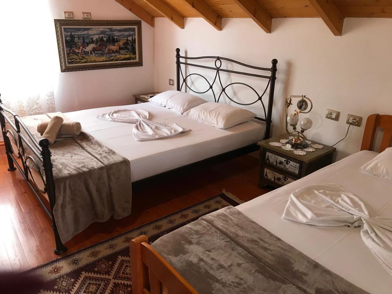Bixhaku Guesthouse Gjirokaster Room photo