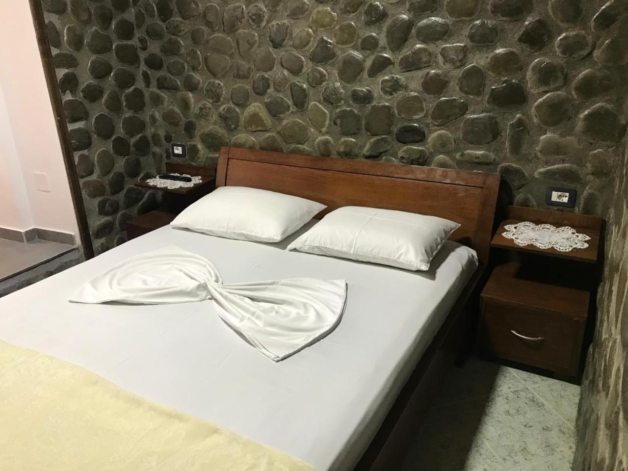 Bixhaku Guesthouse Gjirokaster Room photo