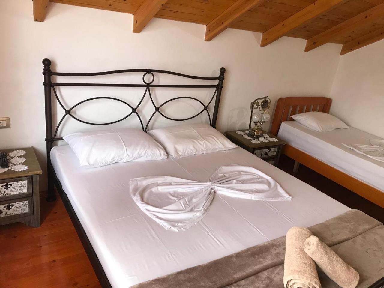 Bixhaku Guesthouse Gjirokaster Room photo