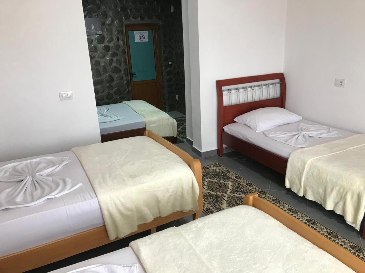 Bixhaku Guesthouse Gjirokaster Room photo