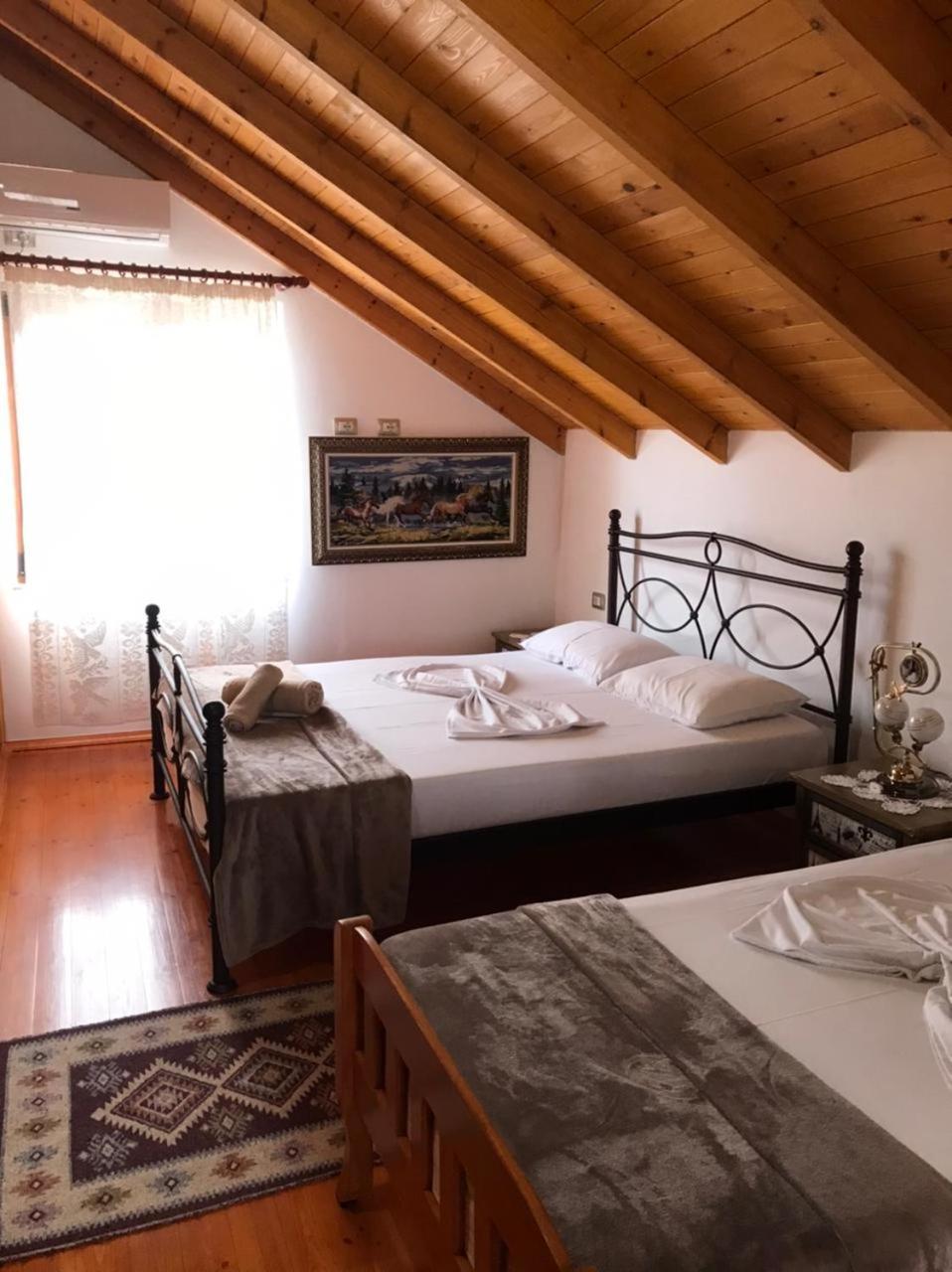 Bixhaku Guesthouse Gjirokaster Room photo